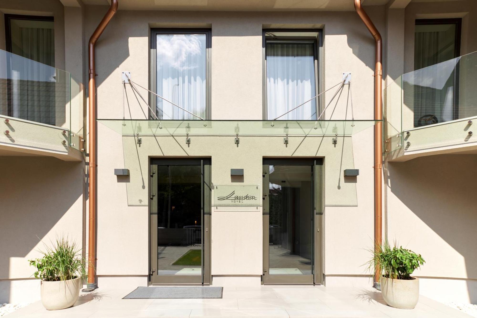 Hotel Laudon Użhorod Zewnętrze zdjęcie